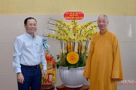 Bí thư Thành ủy TP.Thủ Đức Nguyễn Văn Hiếu chúc mừng Phật đản đến Trưởng lão Hòa thượng Quyền Pháp chủ GHPGVN tại chùa Huê Nghiêm