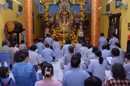 Bà con Phật tử đến lễ, cùng cử hành nghi thức Tắm Phật Kính mừng Phật đản PL.2566