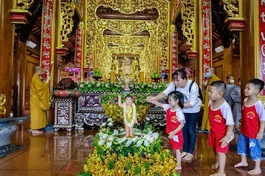 Các em hứng thú với nghi thức Tắm Phật sơ sinh