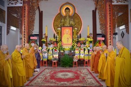 Chư tôn giáo phẩm thành kính đảnh lễ Bồ-tát Thích Quảng Đức, tại thiền viện Quảng Đức, quận 3, TP.HCM