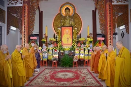 Chư tôn giáo phẩm thành kính đảnh lễ Bồ-tát Thích Quảng Đức, tại thiền viện Quảng Đức, quận 3, TP.HCM