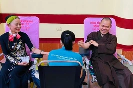 Thượng tọa Thích Quảng Pháp, trụ trì chùa Hòa Khánh hiến máu