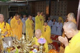 Trưởng lão Hòa thượng Thích Giác Quang niêm hương cầu nguyện trước lúc rót đồng tôn tạo Thánh tượng Đức Bổn Sư