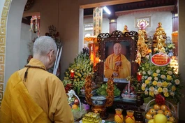 Trưởng lão Hòa thượng Thích Trí Quảng dâng hương tưởng niệm cố Trưởng lão Hòa thượng Thích Thanh Đàm, Phó Pháp chủ GHPGVN tại chùa Hòa Lạc (huyện Kim Sơn, tỉnh Ninh Bình)