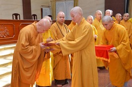 Trưởng lão Hòa thượng Thích Trí Quảng trao quyết định đến Hòa thượng Thích Lệ Trang, Trưởng ban Trị sự GHPGVN TP.HCM nhiệm kỳ 2022-2027