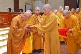 Trưởng lão Hòa thượng Thích Trí Quảng trao quyết định đến Hòa thượng Thích Lệ Trang, Trưởng ban Trị sự GHPGVN TP.HCM nhiệm kỳ 2022-2027