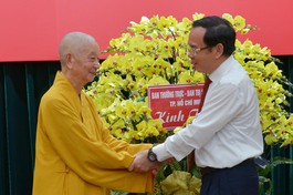 Đức Quyền Pháp chủ GHPGVN với Bí thư Thành ủy TP.HCM Nguyễn Văn Nên - Ảnh: Bảo Toàn/BGN
