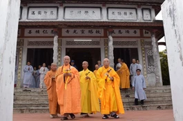 Chư tôn giáo phẩm và Tăng Ni, Phật tử tham dự lễ động thổ chính thức trùng tu tổ đình Linh Quang tại làng Trung Kiên (tỉnh Quảng Trị)