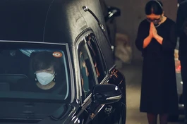 Bà Akie Abe, phu nhân ông Abe, ngồi trong xe chở linh cữu của chồng là cựu Thủ tướng Abe rời dinh thự cá nhân đến chùa Tăng Thượng (Tăng Thượng tự, Jojoji)