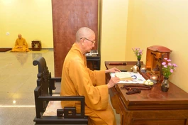 Trưởng lão Hòa thượng Thích Trí Quảng trong khóa huân tu tại Việt Nam Quốc Tự năm 2017 - Ảnh: Bảo Toàn/BGN