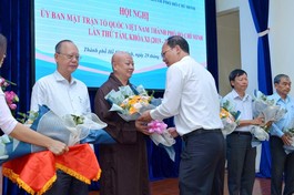 Phó Bí thư Thành ủy TP.HCM Nguyễn Hồ Hải trao hoa chúc mừng Hòa thượng Thích Lệ Trang được hiệp thương làm Phó Chủ tịch không chuyên trách Ủy ban MTTQVN TP.HCM nhiệm kỳ 2019-2024