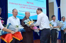 Phó Bí thư Thành ủy TP.HCM Nguyễn Hồ Hải trao hoa chúc mừng Hòa thượng Thích Lệ Trang được hiệp thương làm Phó Chủ tịch không chuyên trách Ủy ban MTTQVN TP.HCM nhiệm kỳ 2019-2024