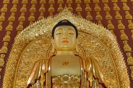 Tượng được tôn tạo bằng đồng, trọng lượng 7 tấn, cao 9 mét (kể cả đài sen), không kể thân quang - Ảnh: Bảo Toàn/BGN