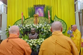 Hòa thượng Chủ tịch và chư tôn đức Hội đồng Trị sự GHPGVN tưởng niệm Trưởng lão Hòa thượng Thích Minh Châu tại thiền viện Vạn Hạnh