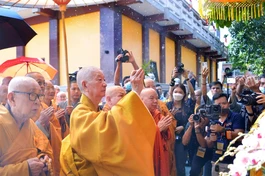 Hòa thượng Quyền Pháp chủ cử hành nghi thức sái tịnh bia đá tưởng niệm đồng bào tử vong trong đại dịch Covid-19 do GHPGVN TP.HCM phụng lập trong khuôn viên Việt Nam Quốc Tự - Ảnh: Bảo Toàn