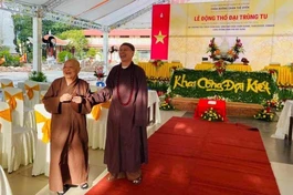 Tác giả và Ni trưởng Thích nữ Tịnh Nguyện trong dịp chuẩn bị làm lễ động thổ đại trùng tu chùa Dưỡng Chân Tuệ Uyển