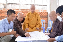Chư tôn đức báo cáo với Trưởng lão Hòa thượng tại nơi công trình đang trùng tu chùa Phổ Quang (Q.Tân Bình) - một trong ba cơ sở tự viện được quyết nghị là vĩnh viễn do GHPGVN quản lý, không bổ nhiệm trụ trì - Ảnh: Bảo Toàn