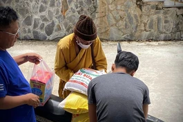 Hình ảnh và câu chuyện "nhà sư cải đạo" được cho là "tin và ảnh" trên một số trang mạng xã hội gây bức xúc cho dư luận - Ảnh: Fb Công Giáo Việt Nam