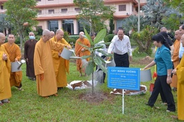 Quan khách và chư tôn đức cùng trồng cây lưu niệm trong khuôn viên cơ sở II của Học viện