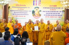 Hòa thượng Thích Thanh Nhiễu trao quyết định chuẩn y nhân sự Ban Điều phối GHPGVN tại Lào gồm 32 thành viên do Thượng tọa Thích Minh Quang được tái suy cử Trưởng ban - Ảnh: Bảo Trinh/BGN