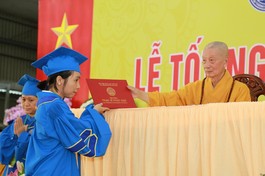 Một học viên cư sĩ khoa Đào tạo từ xa nhận bằng Cử nhân Phật học do Học viện Phật giáo VN tại TP.HCM cấp - Ảnh: Phùng Anh Quốc