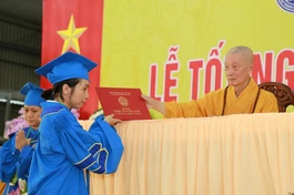 Một học viên cư sĩ khoa Đào tạo từ xa nhận bằng Cử nhân Phật học do Học viện Phật giáo VN tại TP.HCM cấp - Ảnh: Phùng Anh Quốc