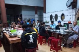 Chùa Phước Quang (huyện Thăng Bình, tỉnh Quảng Nam) đón bà con trú bão với bữa cơm chay ấm lòng - Ảnh: Ban TT-TT GHPGVN tỉnh Quảng Nam