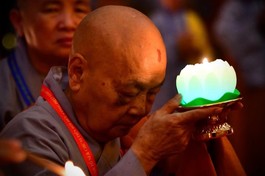 Thắp nến tưởng niệm Đức Thánh Ni Đại Ái Đạo, chư Ni tiền bối hữu công Phật giáo VIệt Nam