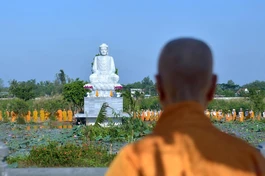 Tôn tượng Đức Phật Thích Ca Mâu Ni lộ thiên do nguyên Ủy viên Bộ Chính trị, nguyên Phó Thủ tướng Thường trực Chính phủ Trương Hòa Bình tiến cúng - Ảnh: BGN