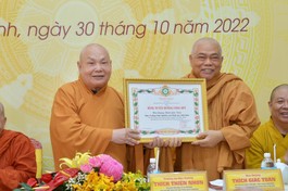 Hòa thượng Chủ tịch Hội đồng Trị sự GHPGVN trao tặng Bằng tuyên dương công đức đến Hòa thượng Thích Giác Toàn - Ảnh: Bảo Toàn/BGN