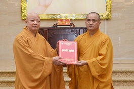 Hòa thượng Thích Lệ Trang trao quyết định bổ nhiệm Tổng Biên tập báo Giác Ngộ đến Thượng tọa Thích Tâm Hải - Ảnh: Bảo Toàn/BGN