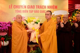 Thượng tọa Thích Tâm Hải và quý Thượng tọa thuộc báo Giác Ngộ tặng hoa tri ân Hòa thượng Thích Giác Toàn