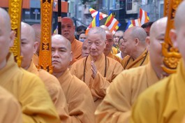 Cung đón Trưởng lão Hòa thượng Thích Trí Quảng, Đệ tứ Pháp chủ GHPGVN - Ảnh: Bảo Toàn/BGN