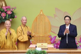 Đức Pháp chủ và Hòa thượng Chủ tịch Hội đồng Trị sự GHPGVN tặng bức điêu khắc bản kinh Chuyển pháp luân đến Thủ tướng Chính phủ Phạm Minh Chính - Ảnh: Cẩm Vân/BGN