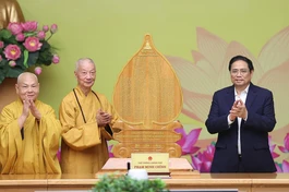 Đức Pháp chủ và Hòa thượng Chủ tịch Hội đồng Trị sự GHPGVN tặng bức điêu khắc bản kinh Chuyển pháp luân đến Thủ tướng Chính phủ Phạm Minh Chính - Ảnh: Cẩm Vân/BGN