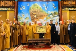 Trưởng lão Hòa thượng Thích Diễn Giác, Hội trưởng Hiệp hội Phật giáo Trung Quốc tiếp đoàn lãnh đạo GHPGVN tại Văn phòng Hiệp hội (chùa Quảng Tế, thủ đô Bắc Kinh) trong chuyến thăm năm 2019