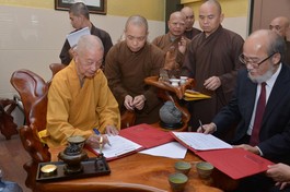 Trưởng lão Hòa thượng Pháp chủ GHPGVN tiếp Tiến sĩ Lâm Tùng Nhất tại chùa Huê Nghiêm; ký kết hợp tác giữa Học viện Phật giáo VN tại TP.HCM với Đại học Hoa Phạm