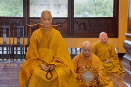 Đức Pháp chủ GHPGVN thính giới cùng đại chúng tại chánh điện Việt Nam Quốc Tự - Ảnh: BGN