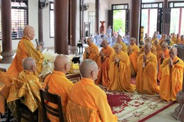 Hòa thượng Trưởng ban cùng chư vị Ban Thường trực Ban Trị sự GHPGVN tỉnh Thừa Thiên Huế khánh chúc chư vị giáo phẩm Hội đồng Chứng minh, Ban Chứng minh tại tỉnh nhà