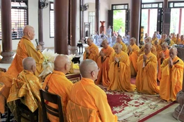 Hòa thượng Trưởng ban cùng chư vị Ban Thường trực Ban Trị sự GHPGVN tỉnh Thừa Thiên Huế khánh chúc chư vị giáo phẩm Hội đồng Chứng minh, Ban Chứng minh tại tỉnh nhà