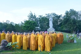 [Video] Đức Pháp chủ GHPGVN dự lễ Khánh đản Đức Phật A Di Đà tại chùa Huê Nghiêm