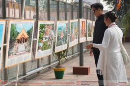 Người hành hương thưởng lãm ảnh chùa Việt Nam tại Bồ Đề Đạo Tràng - Ấn Độ