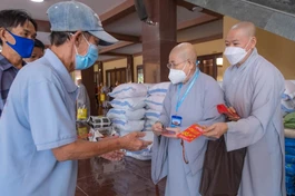 Ban Trị sự GHPGVN TP.HCM tặng quà Tết Nhâm Dần đến bà con có hoàn cảnh khó khăn - Ảnh: Anh Quốc