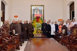 Hòa thượng Trưởng ban Trị sự TP.HCM tặng hoa chúc mừng Giáng sinh