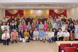 Đại diện các thế hệ đã và đang làm việc tại tòa soạn Báo Giác Ngộ trong ngày họp mặt kỷ niệm 47 năm ra số báo đầu tiên - Ảnh: Bảo Toàn/BGN