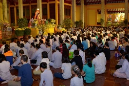 Phật tử nghe Pháp thoại trong Pháp hội Dược Sư năm 2017 tại Việt Nam Quốc Tự - Ảnh: Bảo Toàn/BGN