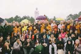 Tăng thân Làng Mai thăm lại nơi từng trà-tỳ vị Thầy kính mến của mình tại Công viên Vĩnh Hằng - TP.Huế