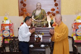Bí thư Thành ủy TP.Thủ Đức Nguyễn Hữu Hiệp với Trưởng lão Hòa thượng Thích Trí Quảng - Ảnh: BGN