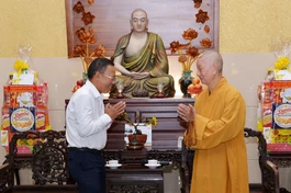 Bí thư Thành ủy TP.Thủ Đức Nguyễn Hữu Hiệp với Trưởng lão Hòa thượng Thích Trí Quảng - Ảnh: BGN