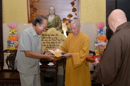 Đức Pháp chủ GHPGVN tặng giai phẩm Giác Ngộ Xuân Quý Mão đến nguyên Phó Thủ tướng Thường trực Trương Hòa Bình - Ảnh: Bảo Toàn/BGN